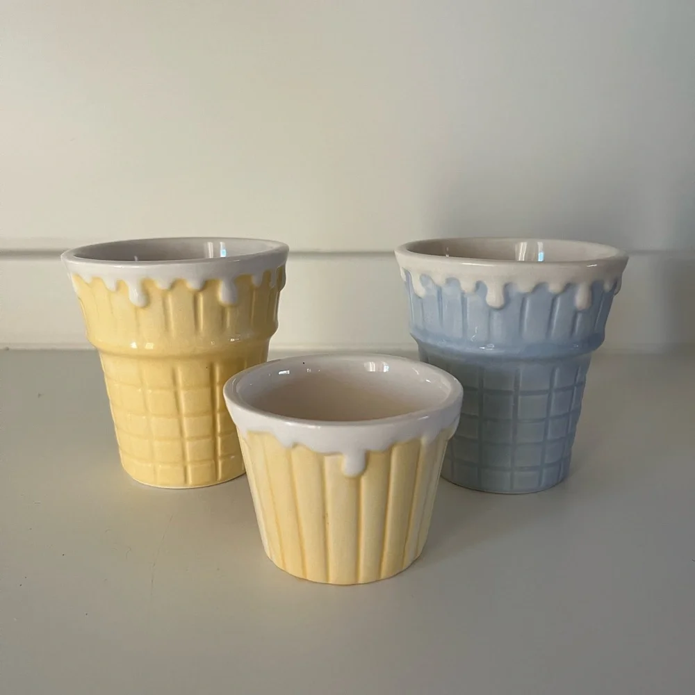 Ceramic ice cream cups and one small condiment cup - Picture 1 of 1